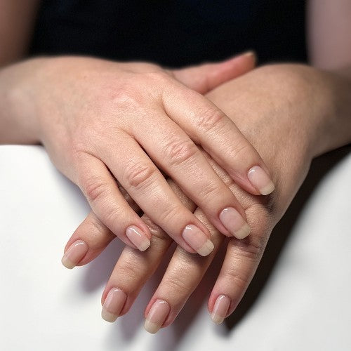 Neglebehandling i salong Belle Nails, Forsterkning, inkl. fjerning av gammel gel